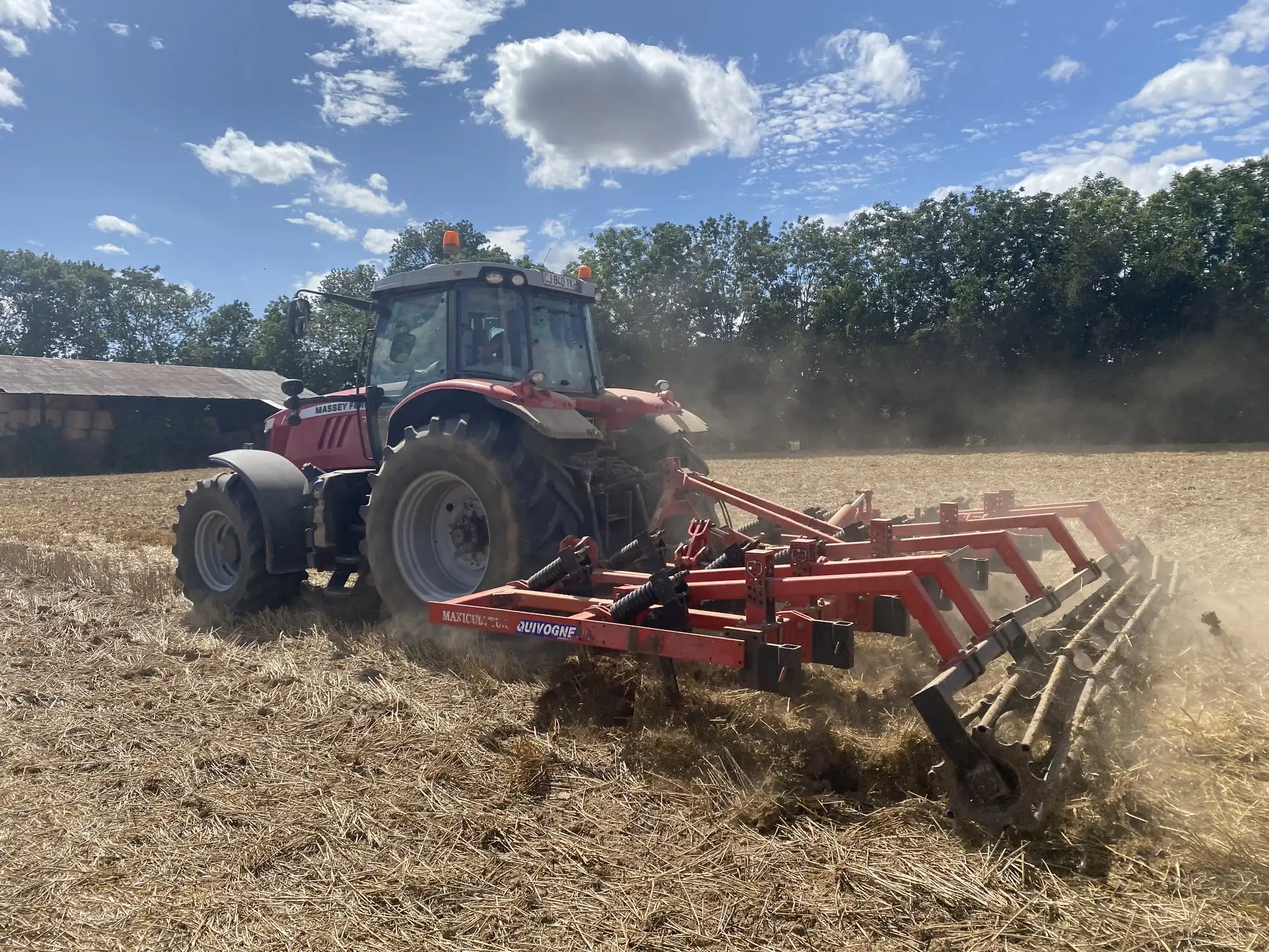 Tracteur et déchaumeur au travail dans les chaumes, en Picardie